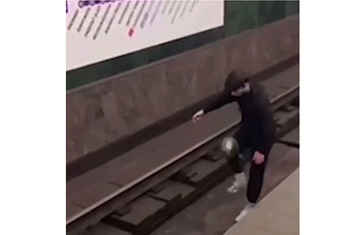 Игравшему в мяч на путях петербуржцу решили запретить спускаться в метро