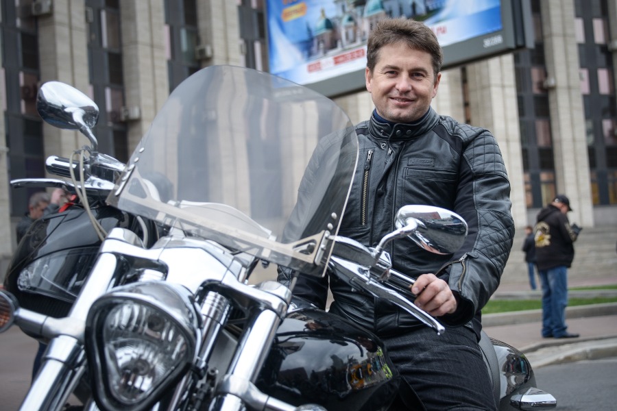Министр столичного правительства Алексей Немерюк на закрытии мотосезона. Права на управление мотоциклом он получил в 40 лет