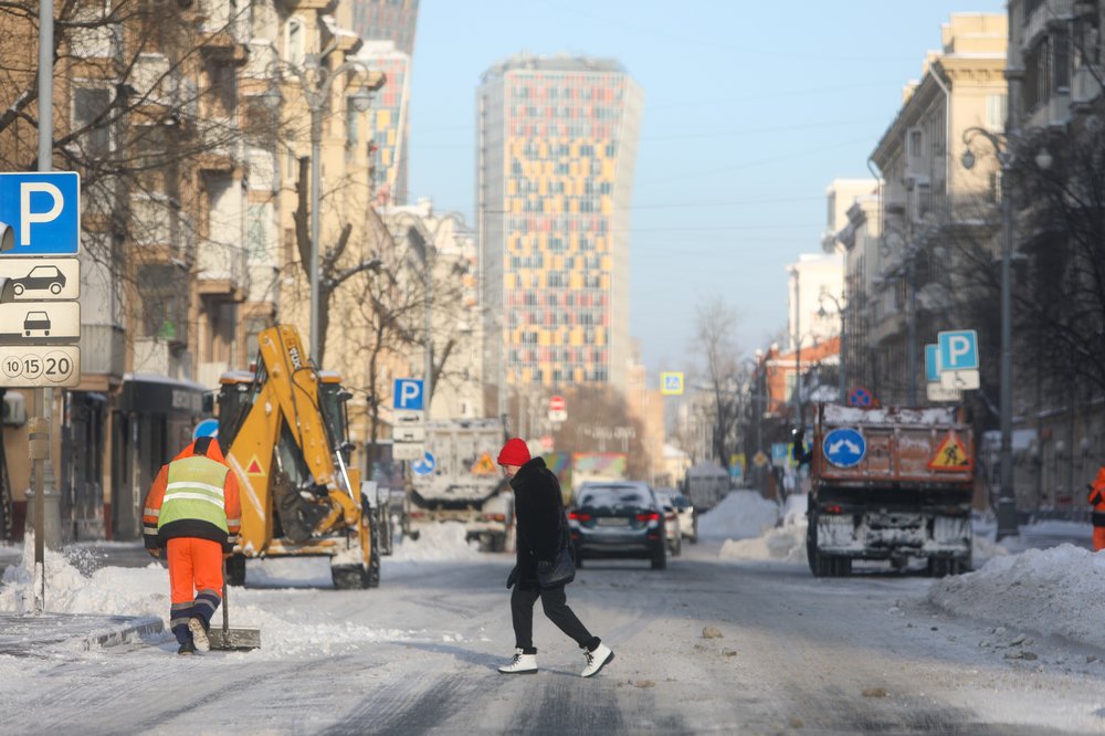 Столичные коммунальщики продолжают круглосуточную уборку города от снега
