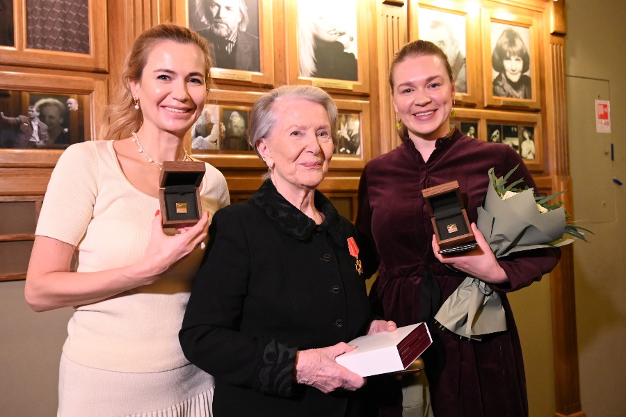 Актрисы МХТ имени Чехова Ксения Глинка, Раиса Максимова и Светлана Колпакова (слева направо) получили почетные знаки за работу в театре. Колпакова и Глинка играют в МХТ 15 лет, Максимова же посвятила ему 65 лет своей жизни