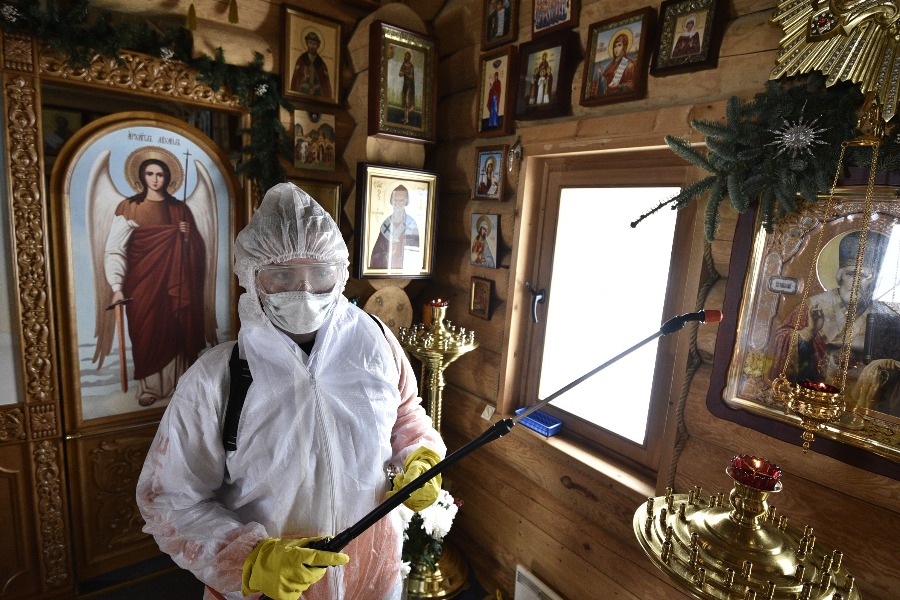 Спасатель-доброволец Ольга Шушпанова дезинфицирует храм святителя Алексия, митрополита Московского в Северном Бутове. Раствор, который используется для санитарной обработки, безопасен и для людей, и для церковной утвари