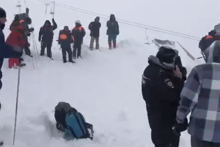 Два человека пропали после схода лавины на Домбае