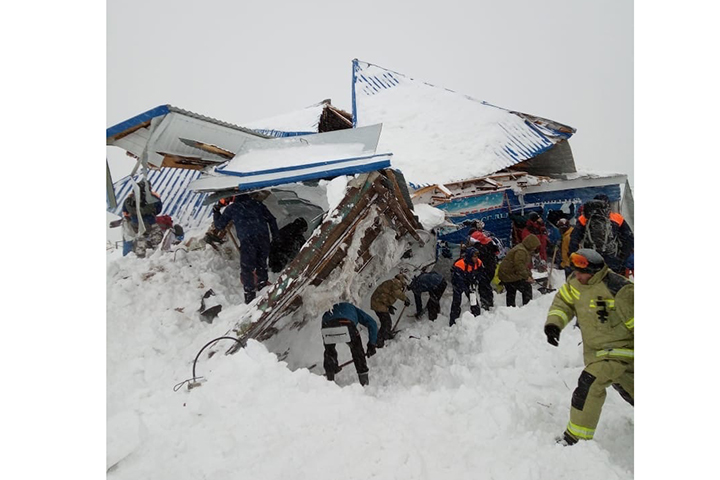 Шесть человек спаслись после схода лавины на Домбае