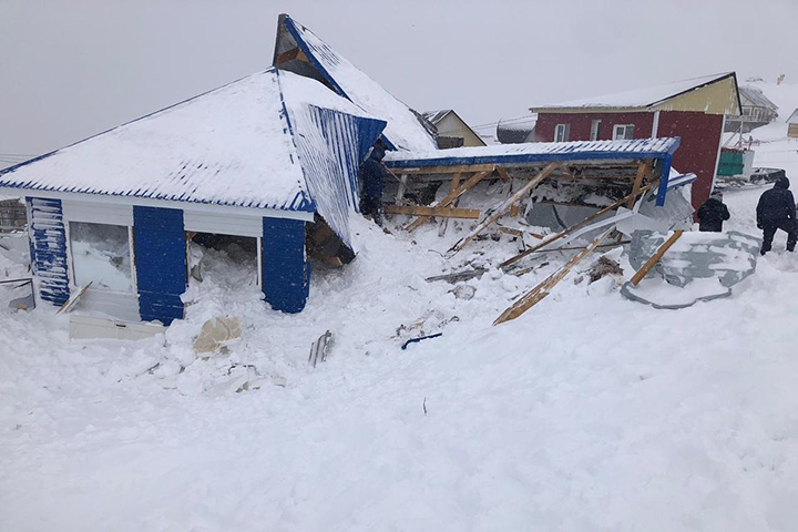 Поисково-спасательные работы возобновили в поселке Домбай после схода лавины