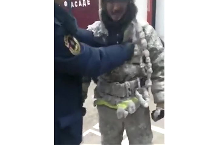 Видео с освобождением якутского пожарного из ледяного костюма стало вирусным в Сети