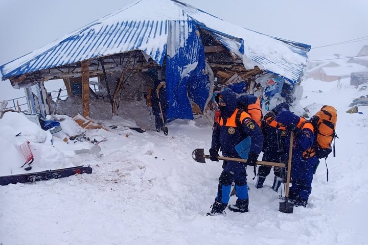 Завершены поисково-спасательные работы на месте схода лавины на Домбае