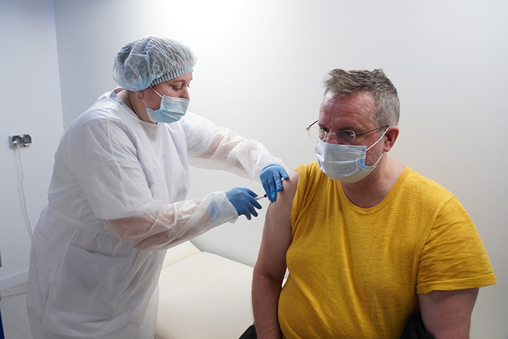 Мобильные пункты вакцинации от COVID оборудуют на строительных объектах Москвы