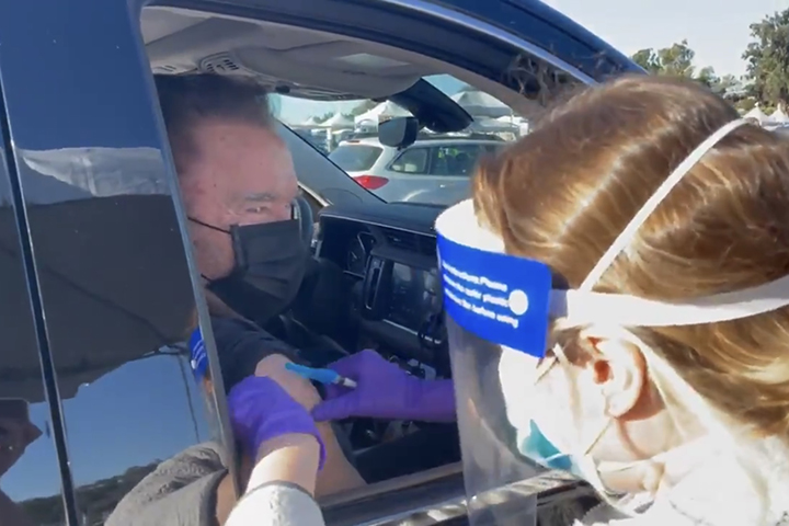 Видео вакцинации 73-летнего Арнольда Шварценеггера попало в Сеть