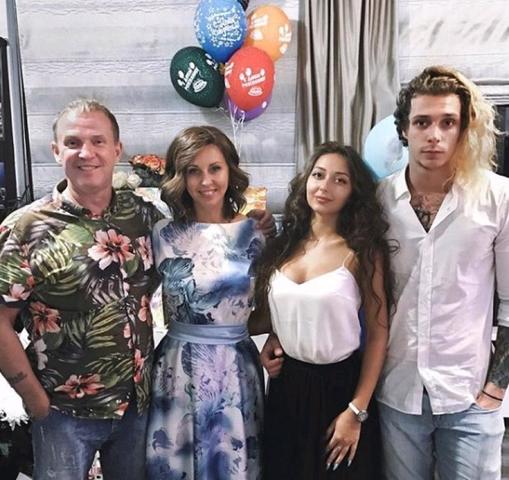 Артисты Виктор Рыбин и Наталья Сенчукова живут в браке на протяжении 20 лет и воспитывают сына Василия, которому 12 февраля исполнится 19 лет