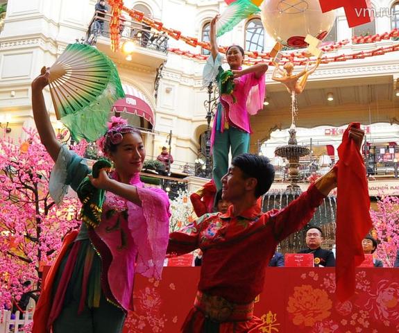 Китайские актеры исполняют номер «Танец Дракона» на открытии фестиваля «С Китайским Новым!»