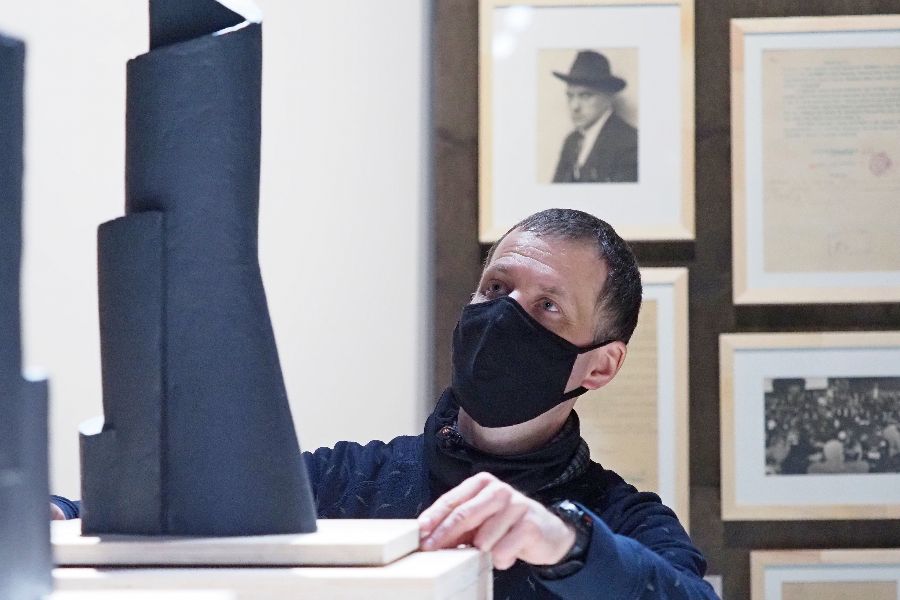 Инженер Музея Москвы Андрей Большов осматривает экспонаты выставки «ВХУТЕМАС 100. Школа авангарда». Открывшись в ноябре, она была закрыта из-за пандемии. Сегодня она стала доступнее для всех поклонников авангарда