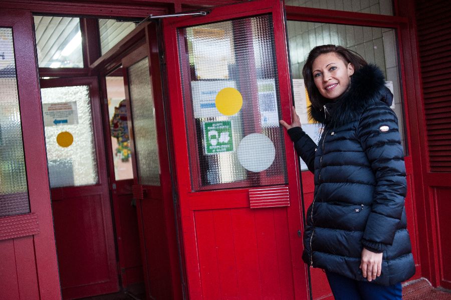 Главный врач детской поликлиники № 143 Юлия Власова у входа в медучреждение