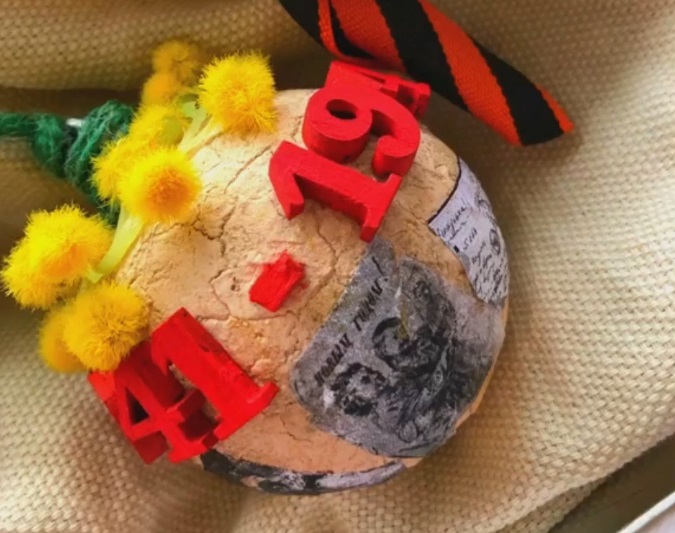 Всего в цифровую экспозицию вошло около 500 новогодних игрушек