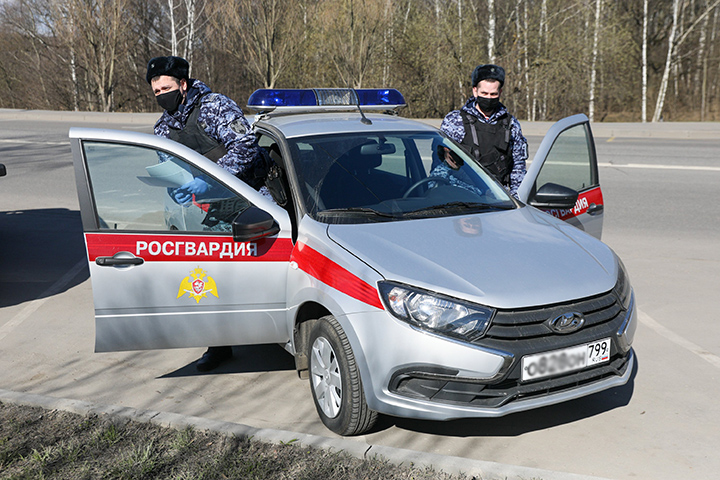 Росгвардейцы изъяли у мужчины 13 свертков с наркотиками на севере Москвы