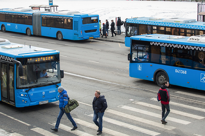 Водителям посоветовали пересесть на городской транспорт из-за непогоды в Москве