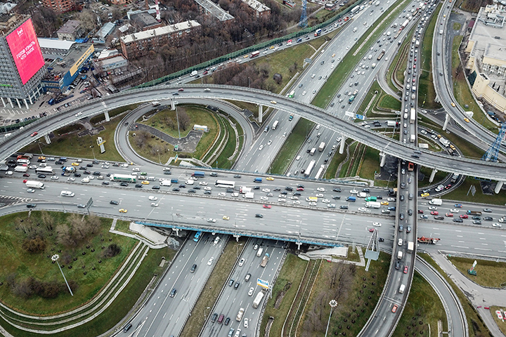 Автомобиль перевернулся в результате аварии на 3-м километре МКАД