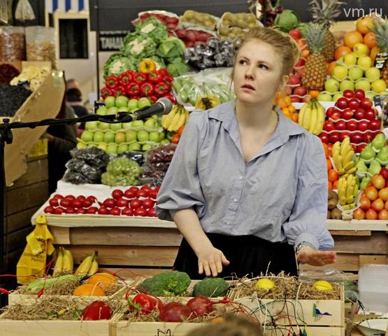 На Даниловском рынке энтузиасты подключают к проводам овощи и фрукты и играют на них. На снимке Александра Серикова