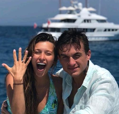 Ранее пара обручилась на Корсике