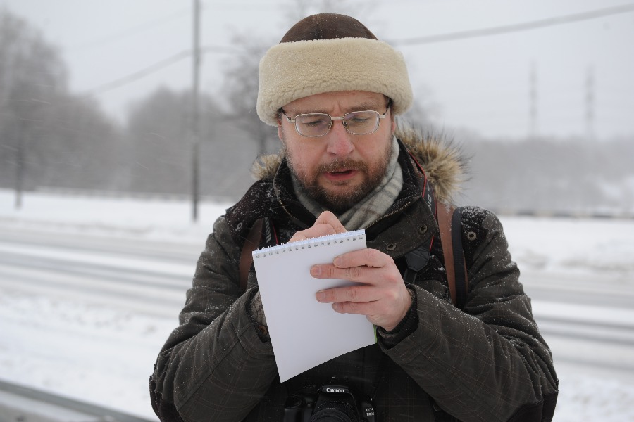 Специалист Мосприроды Виктор Путилов выехал в Люблино, чтобы тщательно подсчитать живущих на местных водоемах уток. С каждым годом эта задача становится все сложнее, ведь популяция этих птиц растет