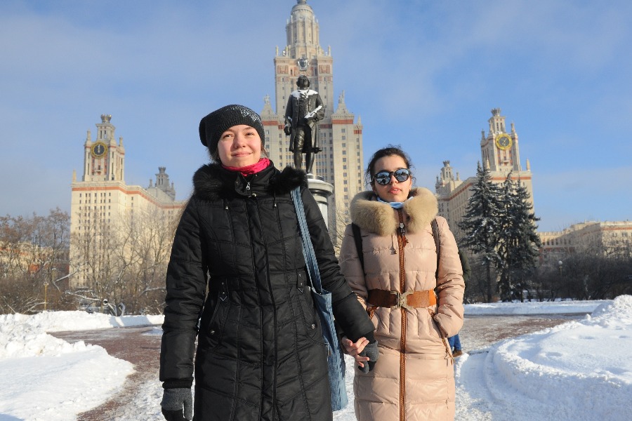 Первокурсницы Московского государственного университета имени М. В. Ломоносова Элина Тищенко (слева) и Фахима Ясмин Акбар успешно сдали свою первую сессию. Сегодня зачеты и экзамены студенты вуза чаще всего сдают дистанционно