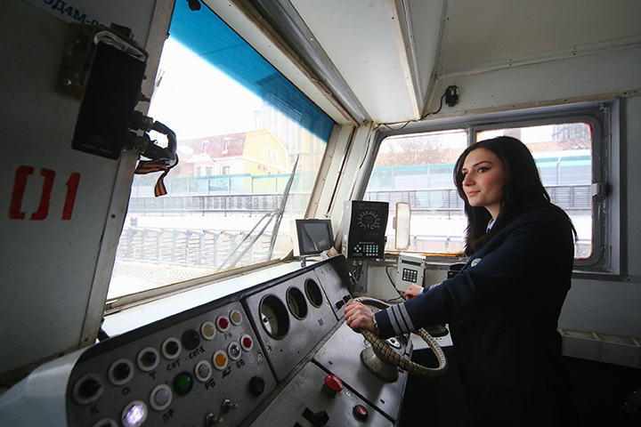 Пять женщин — помощников машинистов начали работу на МЖД