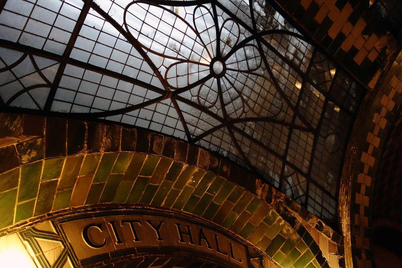 Дептранс Москвы рассказал об украшенной витражами заброшенной станции метро Нью-Йорка