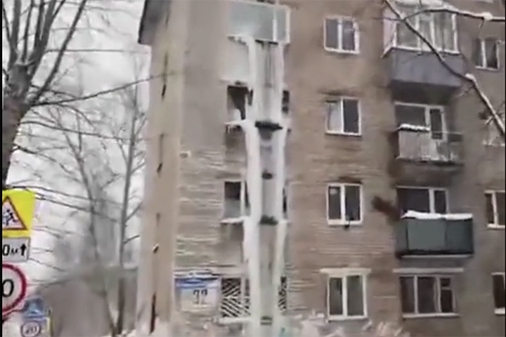 Сосульку размером в несколько этажей в Перми показали на видео