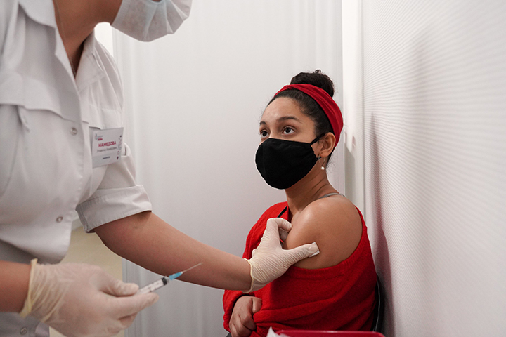 Вакцинировался и переболел: эпидемиолог Альтштейн рассказал, когда антитела к коронавирусу сохраняются дольше