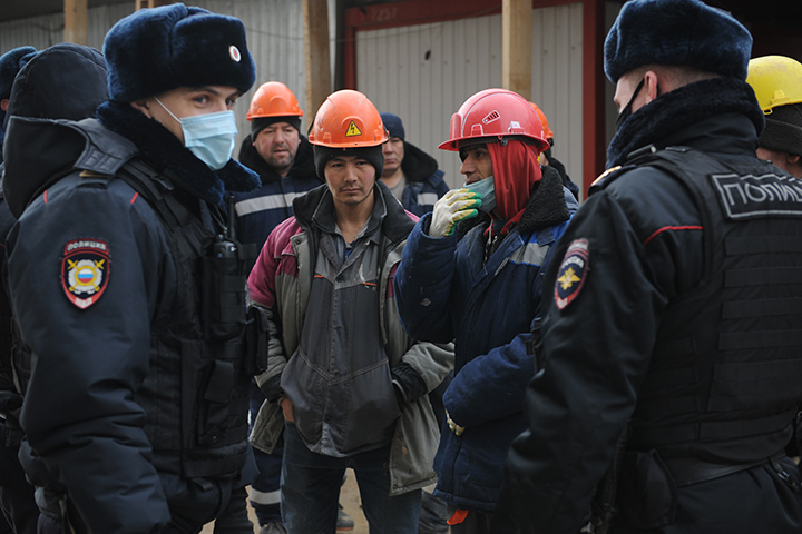 Более 30 мигрантов привлекли к ответственности за незаконный труд в Подмосковье