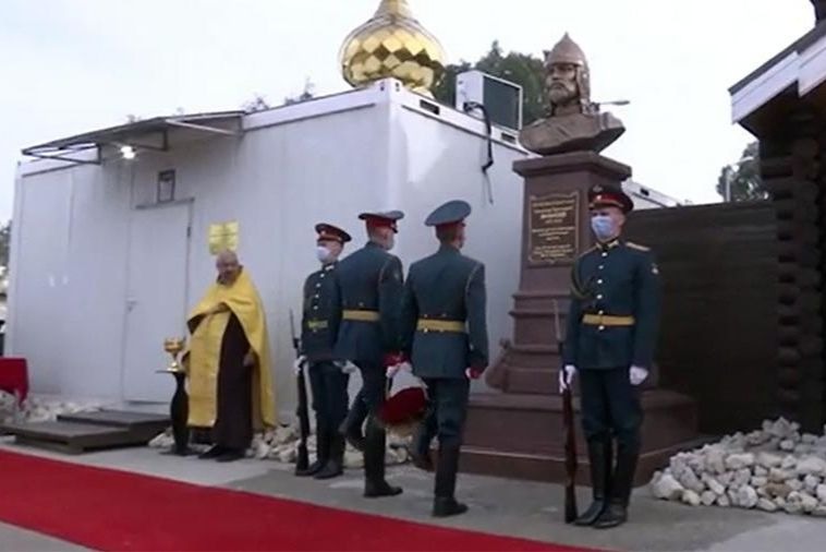 Памятник Александру Невскому открыли на российской авиабазе в Сирии