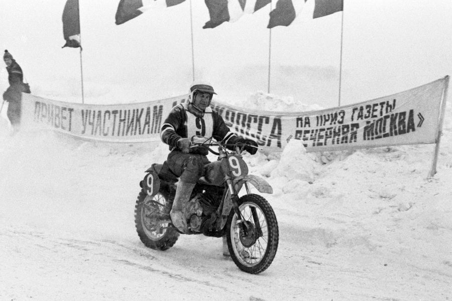 Победитель гонки мотоциклов класса 250 куб.см представитель ГПЗ-1 мастер спорта международного класса Александр Никитин (№ 9) на дистанции в Коломенском.