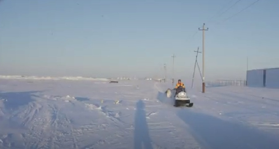 Спасатели эвакуировали из тундры семью оленеводов 