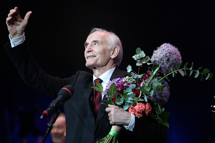 «Если ты герой-любовник, изволь делать зарядку»: Лановой — о важности спорта для актера