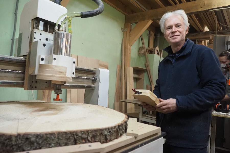 Фрезеровщик Александр Мельник настраивает станок с числовым программным управлением. Мастер хочет выровнять заготовку будущих настенных часов. Сувениры вручат врачам — настоящим героям нашего времени. Мельник старается сделать все, чтобы подарки принесли как можно больше приятных впечатлений