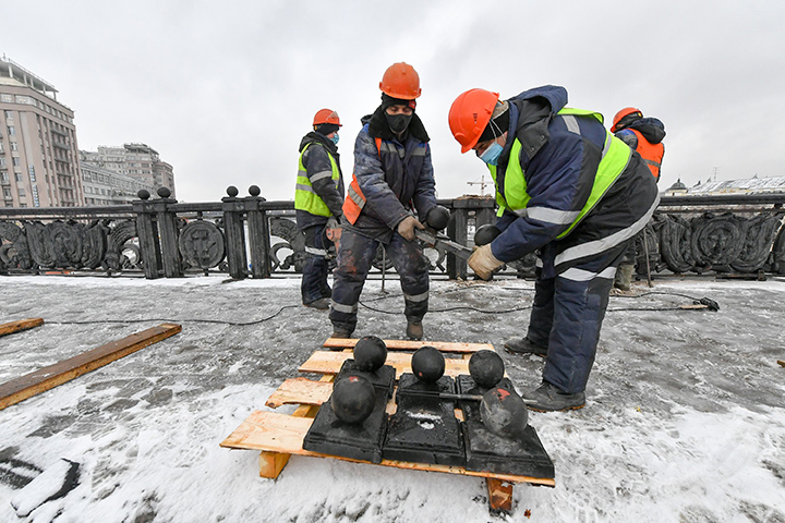 Новое дорожное полотно начали обустраивать на Большом Каменном мосту в Москве