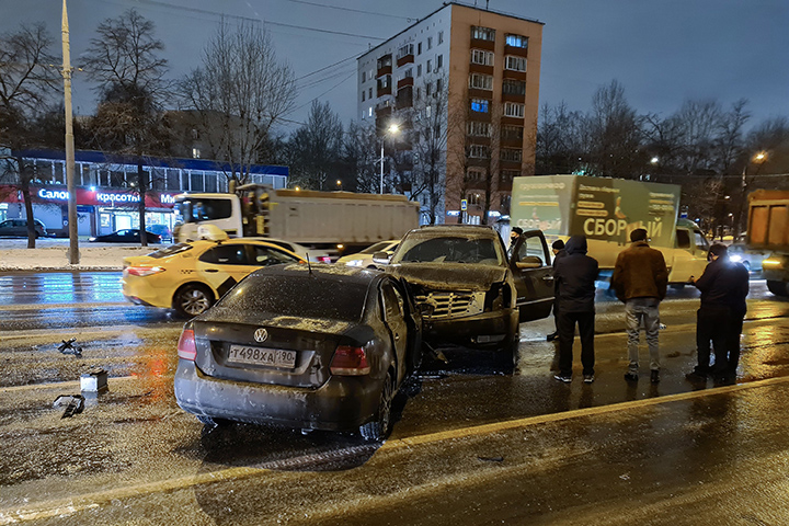 Четыре автомобиля столкнулись на Волгоградском проспекте в Москве