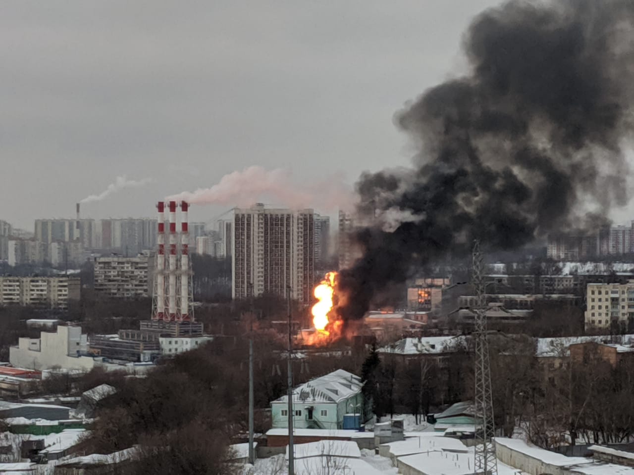 Три пожарных вертолета вылетели к месту возгорания на северо-западе Москвы