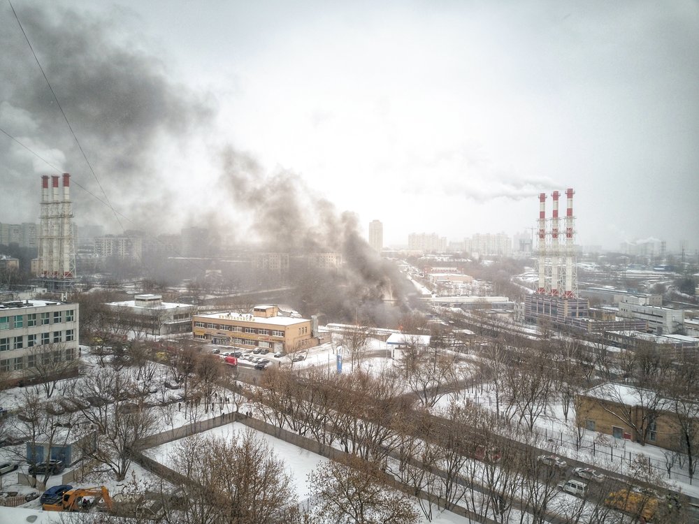 Крупный пожар на топливозаправщике в Москве потушили