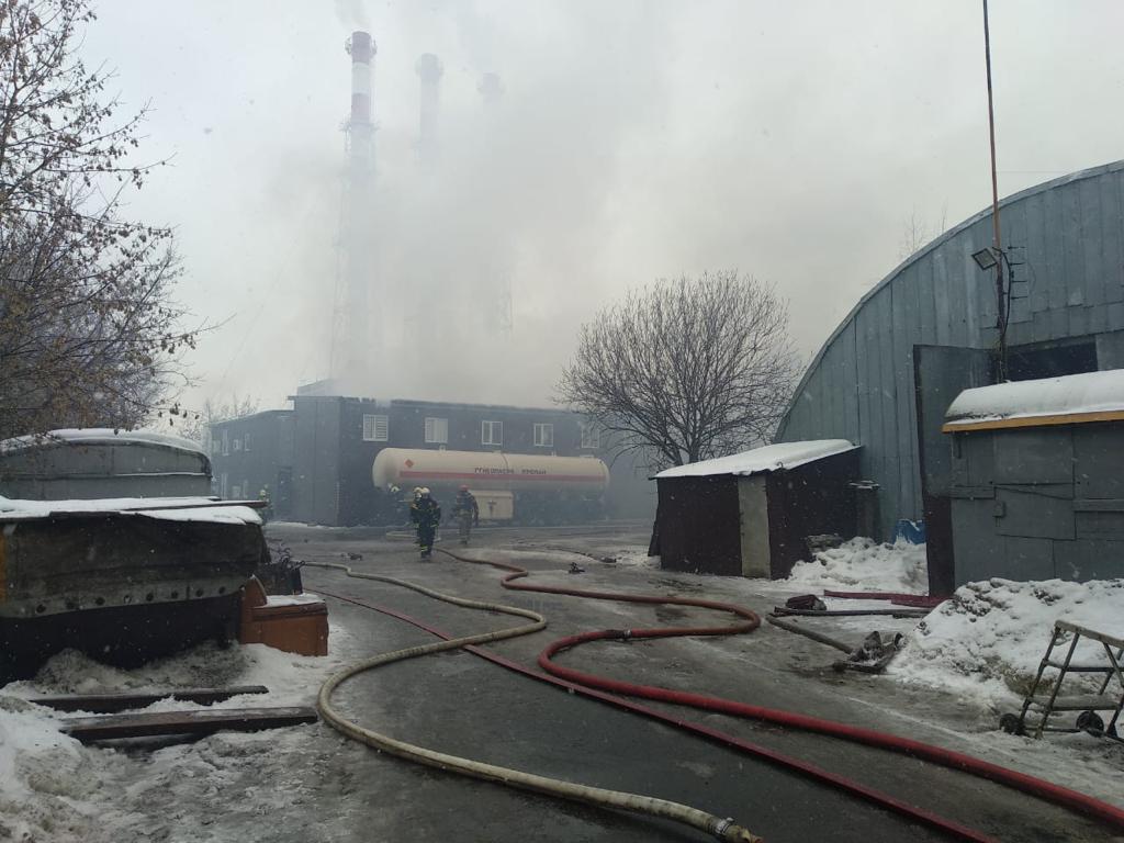 Один человек пострадал при пожаре на топливозаправщике в Москве