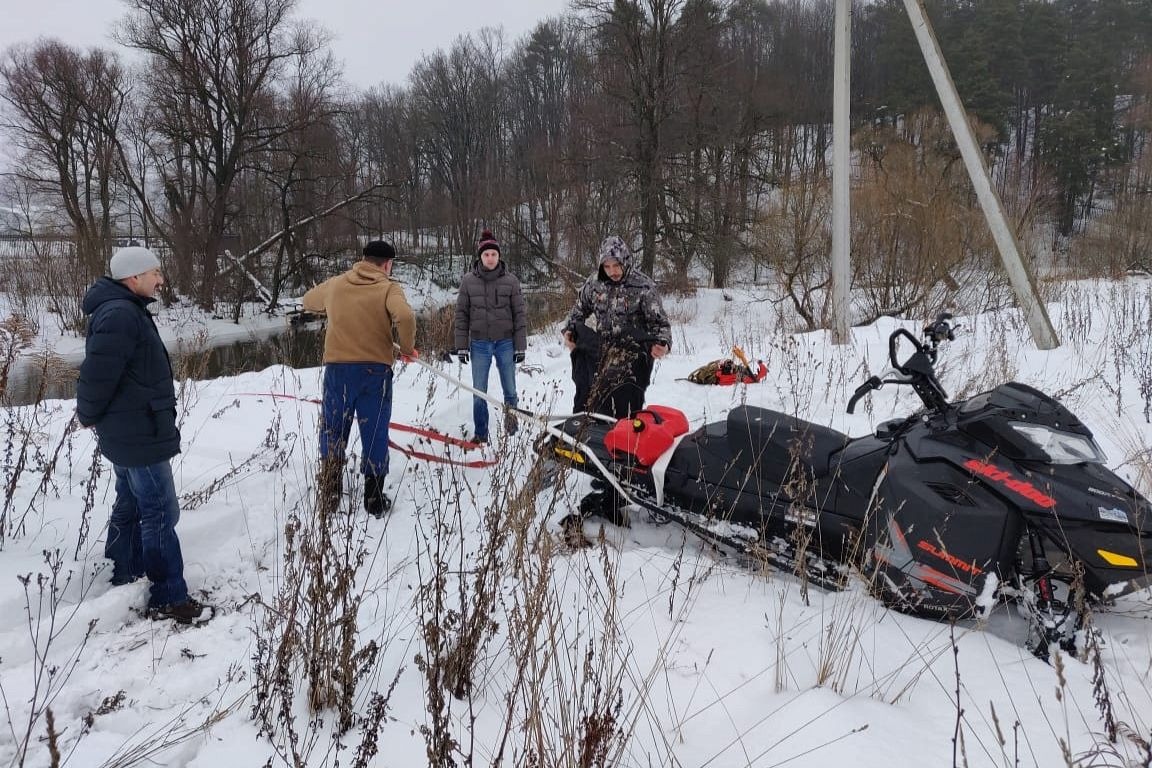 Столичный полицейский оказал помощь водителю провалившегося под лед снегохода