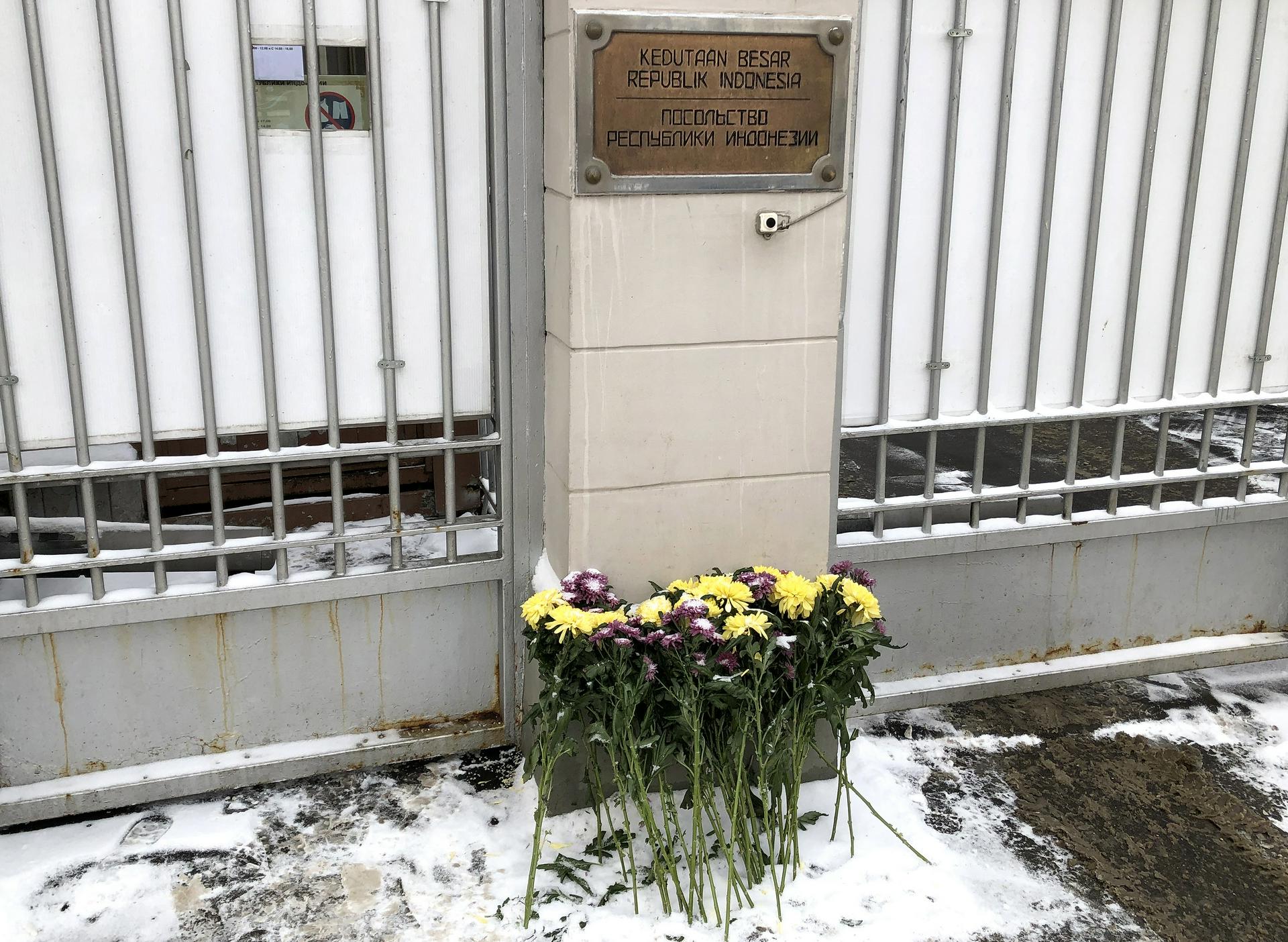 Цветы приносят к посольству Индонезии в столице в память о жертвах крушения Boeing 737