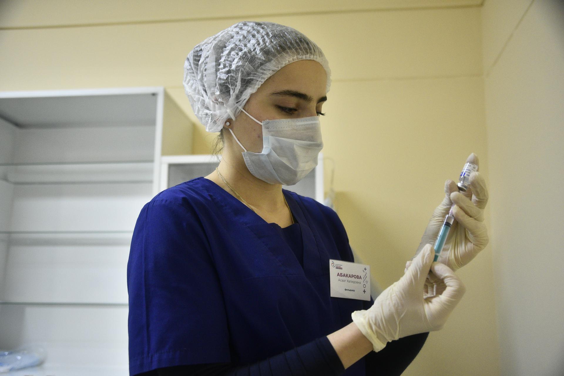 Москвичи смогут вакцинироваться от COVID-19 еще в двух торговых центрах