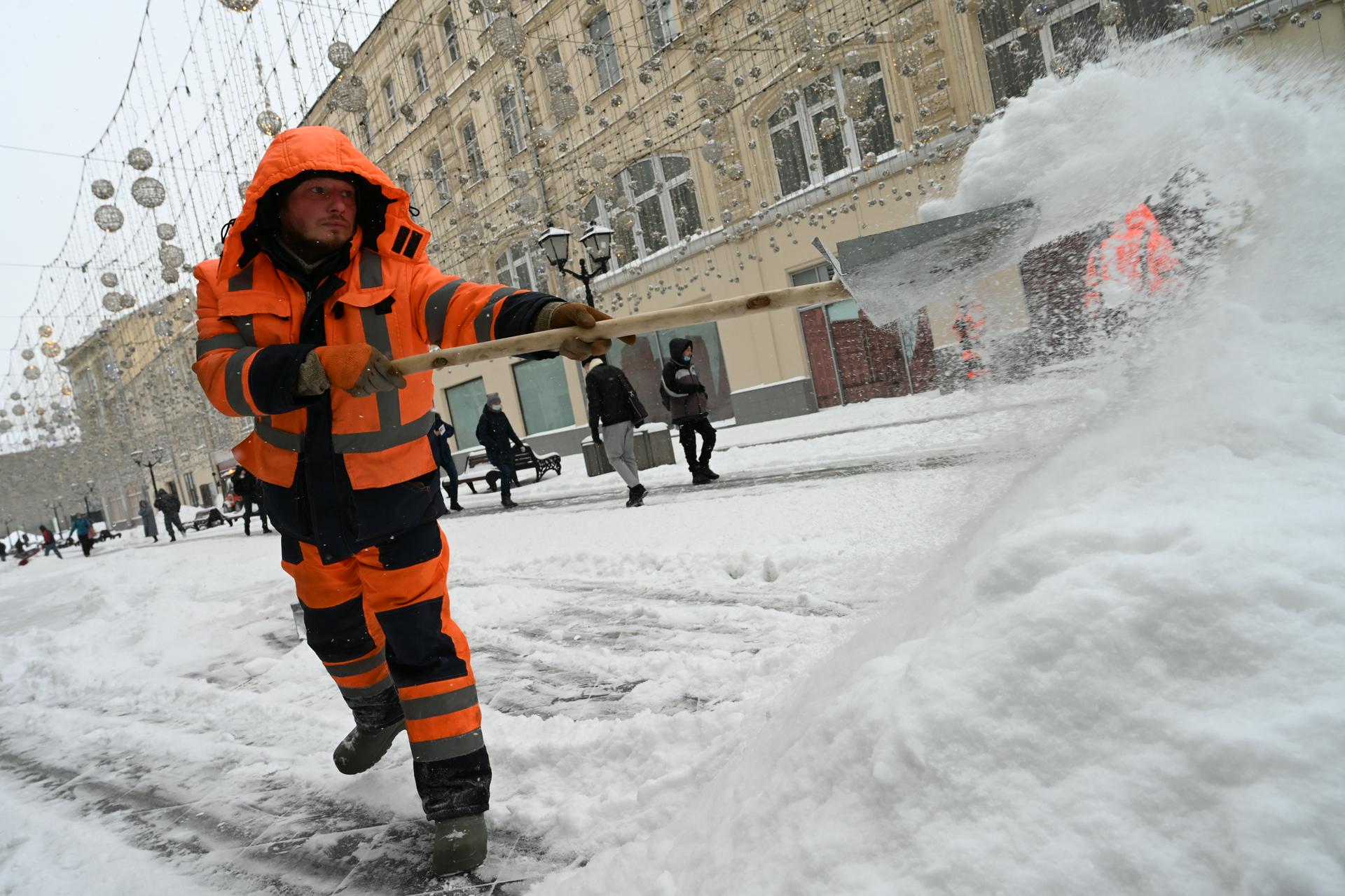 Уборка снега в москве. Снегопад в Москве. Уборка снега в Москве фото.