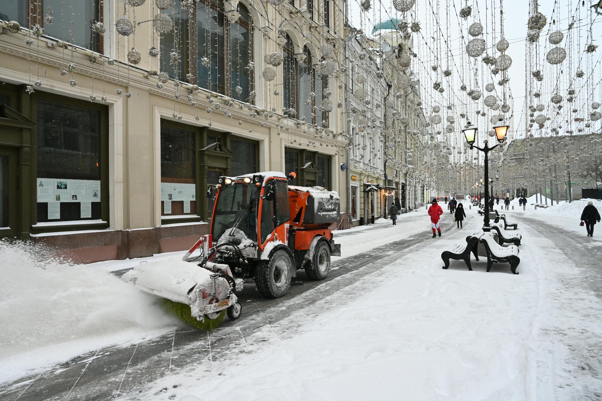 Колонны спецтехники для уборки снега были выведены на улицы столицы