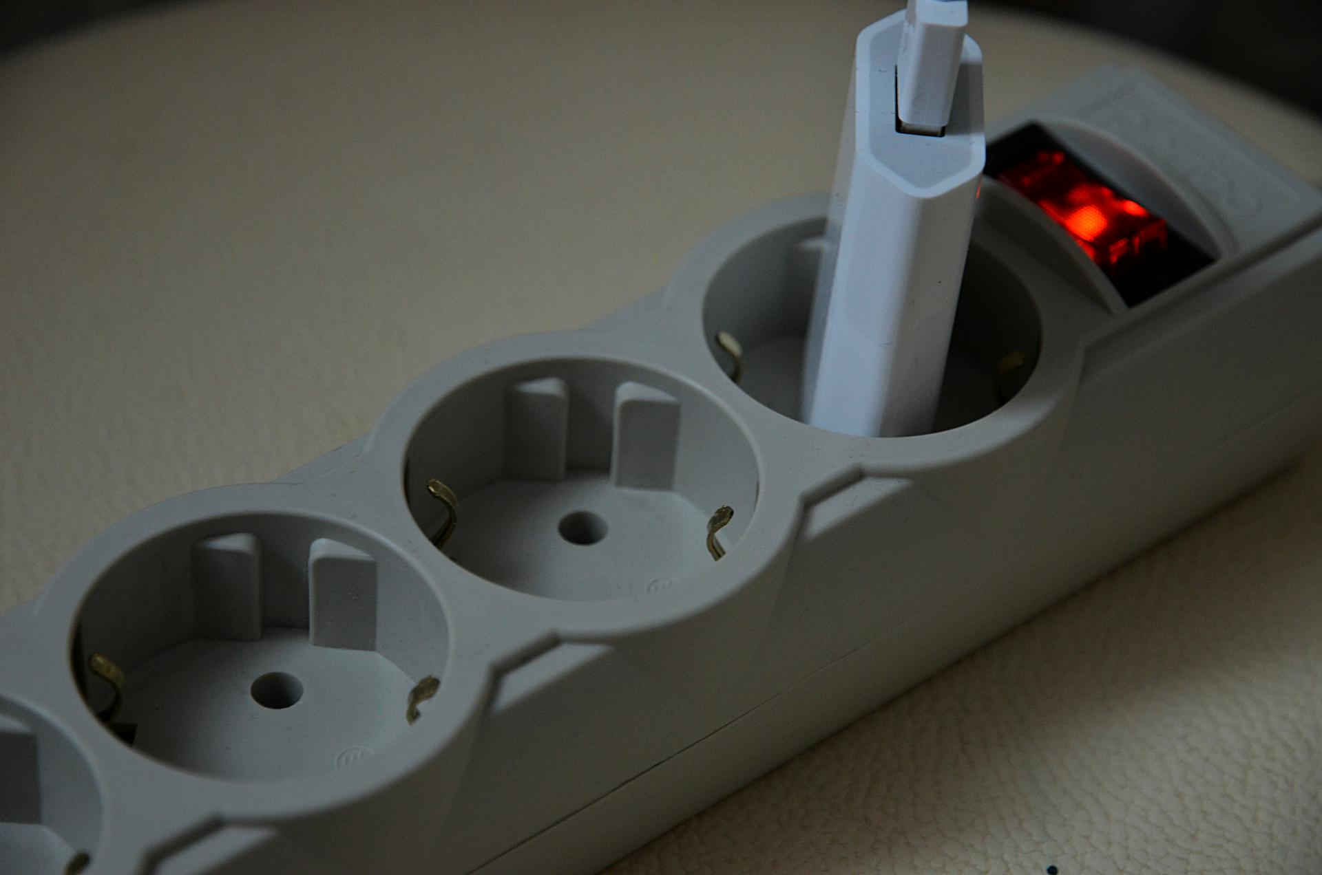 Хирург Умнов рассказал, как нужно оказывать первую помощь при ударе током