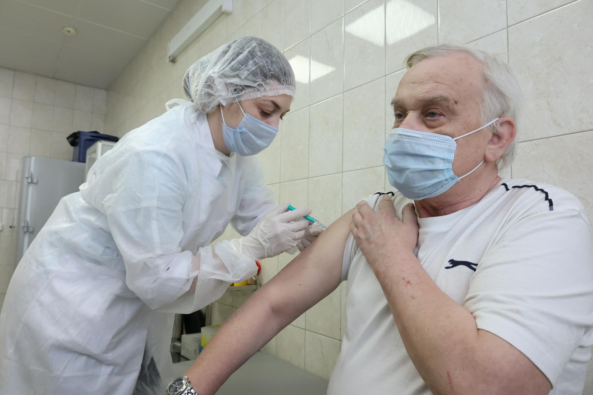 Биолог назвала предельный возраст для вакцинации от COVID-19