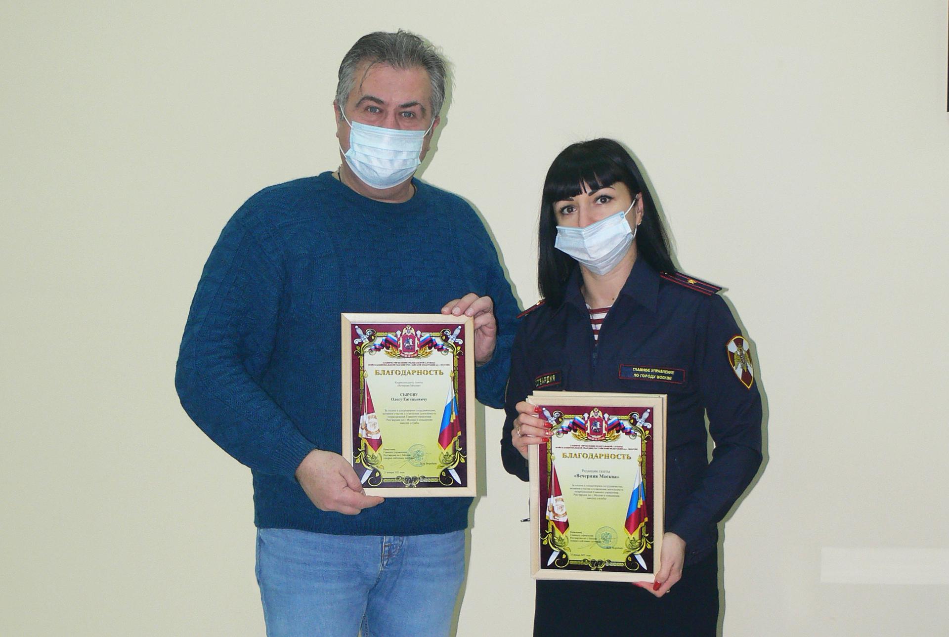 Корреспондент «Вечерней Москвы» Олег Сыров (слева) и начальник пресс-службы Росгвардии Москвы Яна Урсу