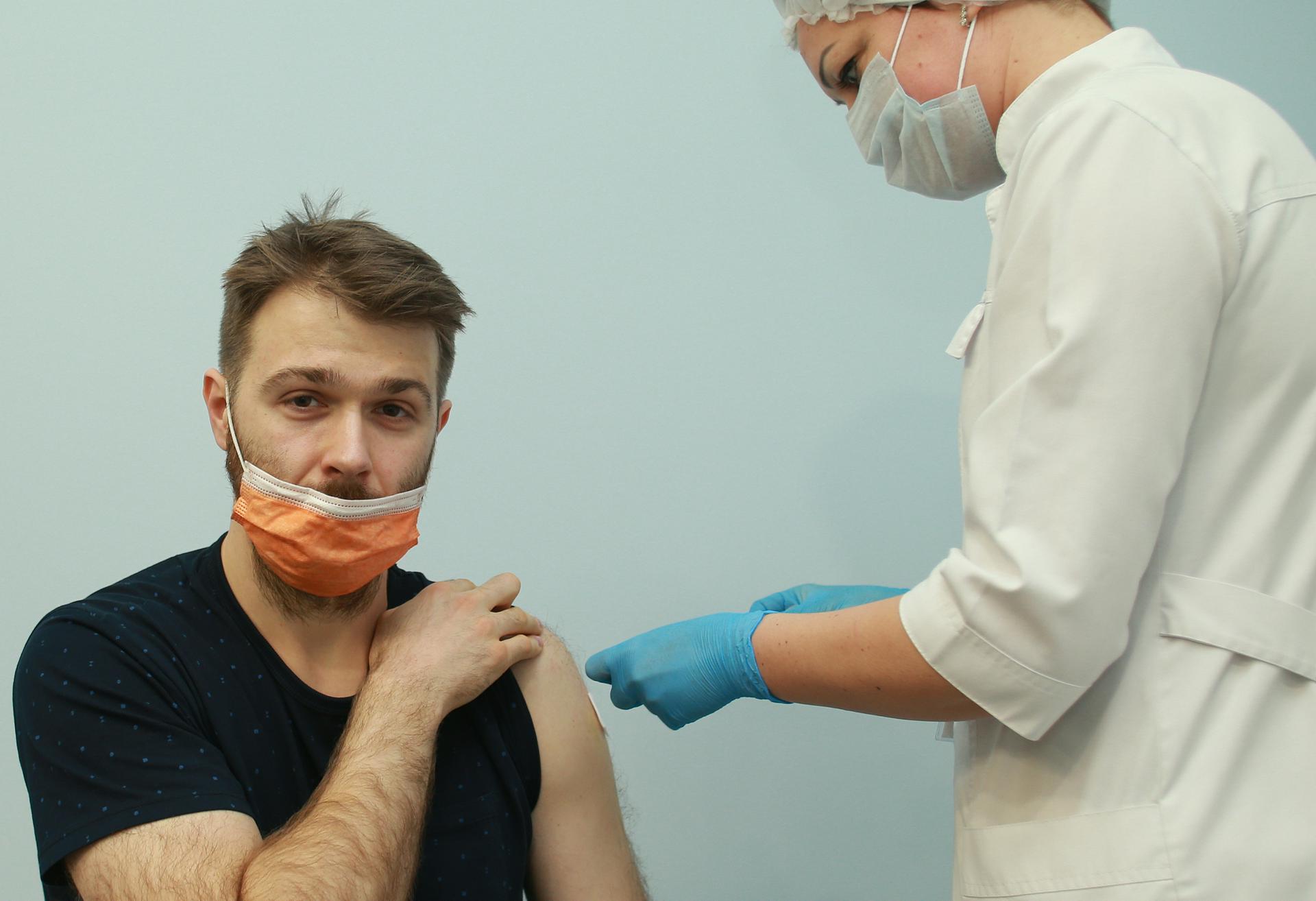 Сергей Собянин: Пожилые люди переносят прививку от COVID-19 легче, чем молодежь