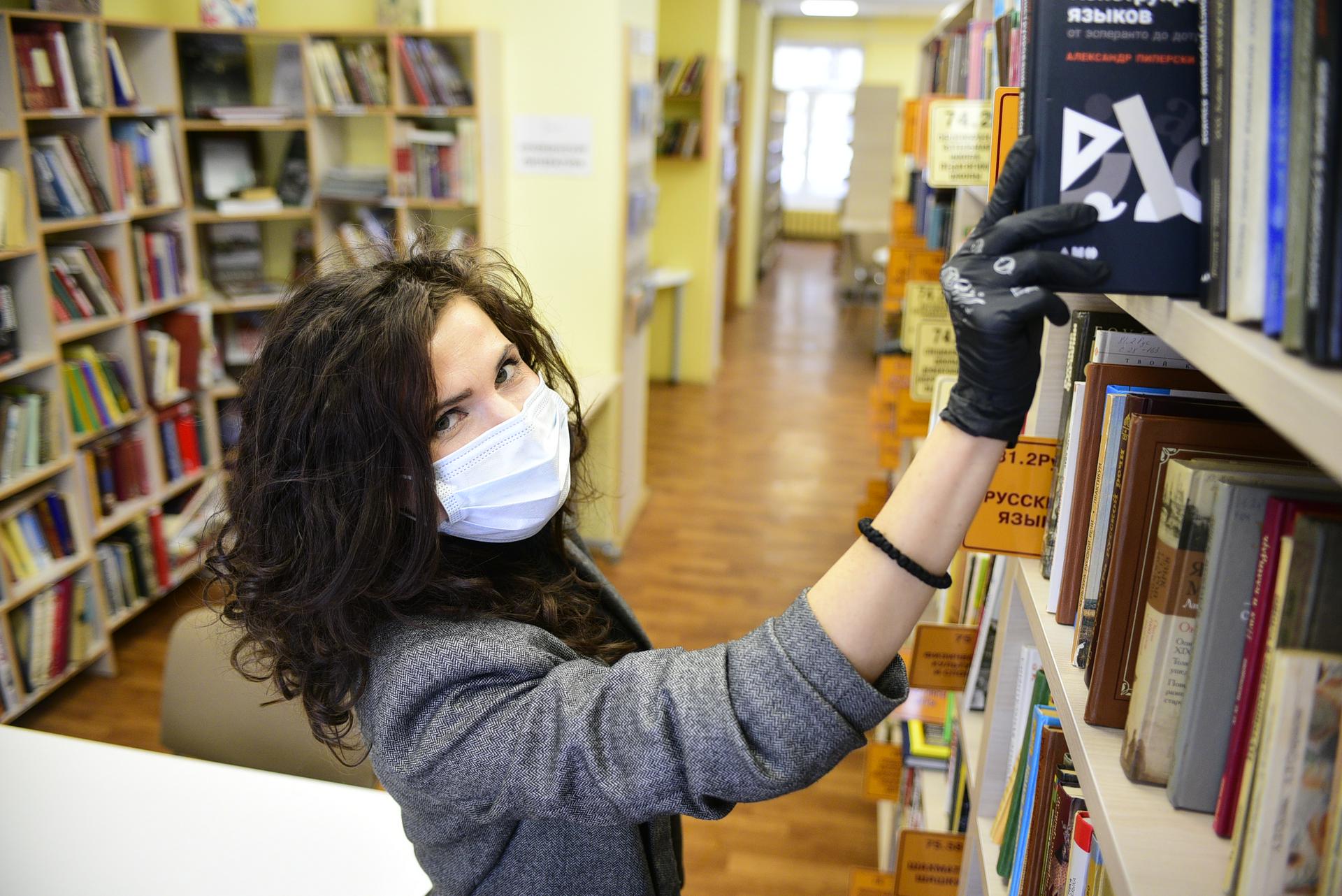 Более 14 тысяч экземпляров книг финалистов литературных премий передали в библиотеки Москвы