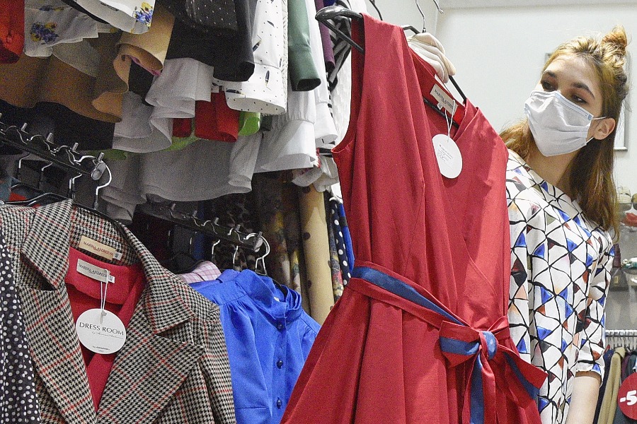 Столичную пенсионерку обманули, выдав тряпки за платье